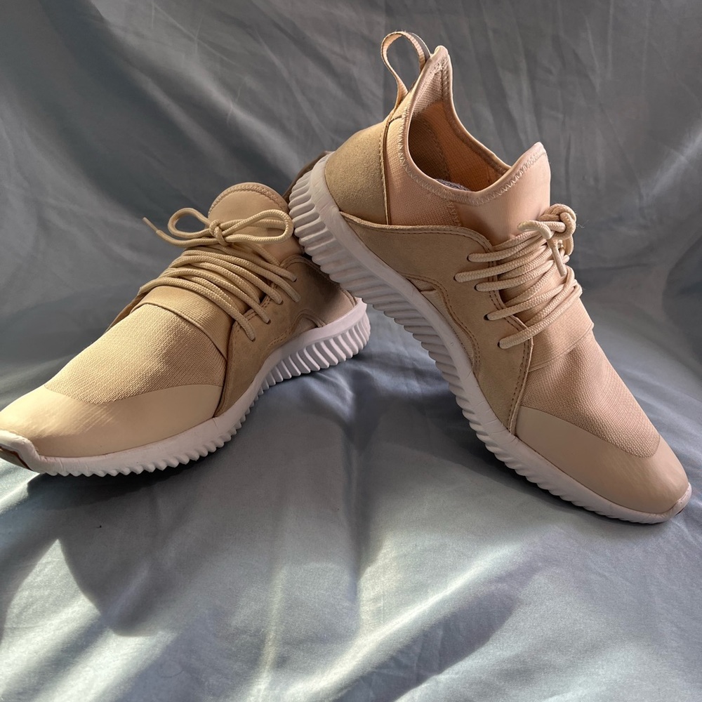 Women’s designer Steve Madden tennis shoes